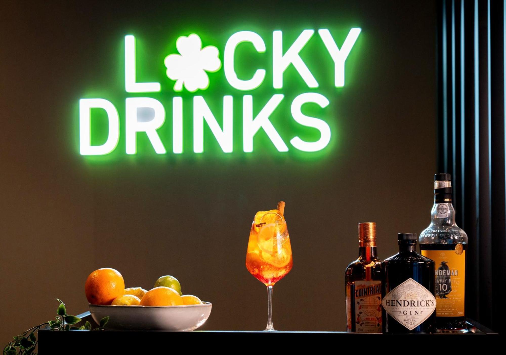 Acta The Clover Porto Luaran gambar